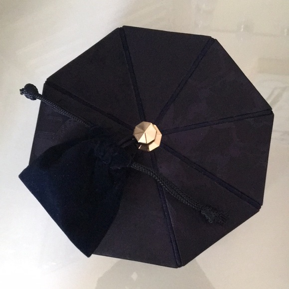 CLE DE PEAU BEAUTE POUDRE LUMINEUSE POUR LE CORPS - Picture 8 of 9